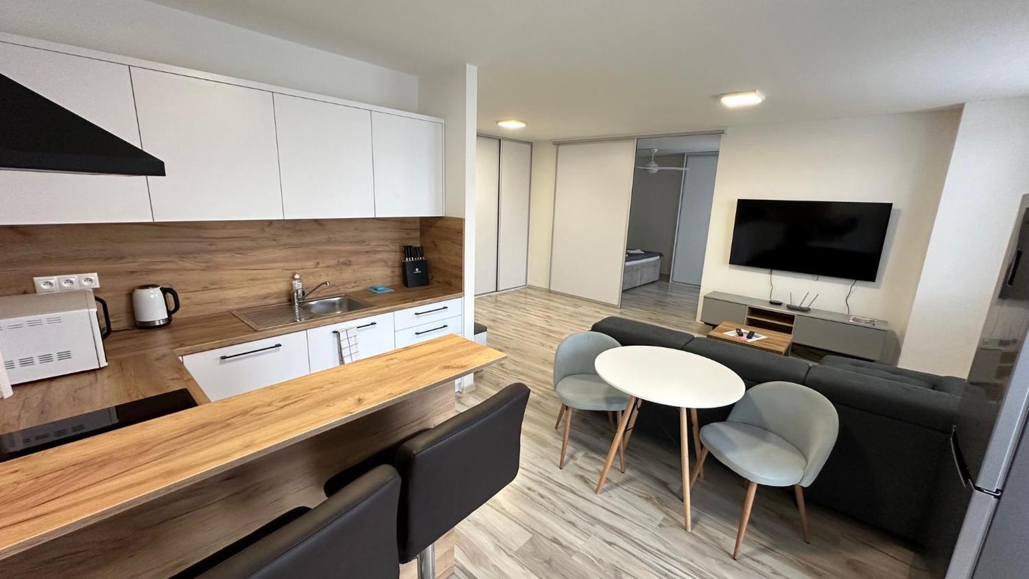 2 Room Apartment With Balcony ลิฟตอฟสกีมิคูลาช ภายนอก รูปภาพ
